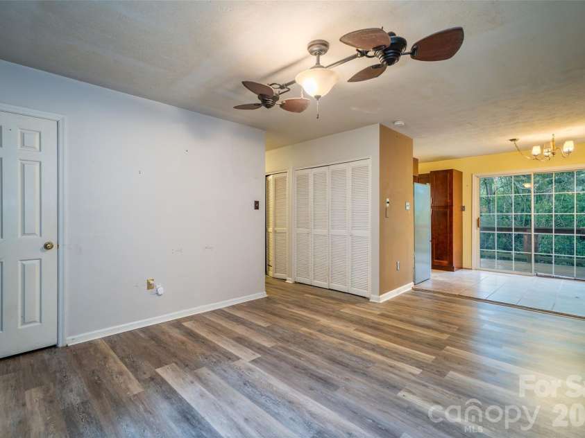 6 Hillview Circle, Asheville, NC 28805.  MLS# CAR4354850, YatesRealty ID 39606. 
