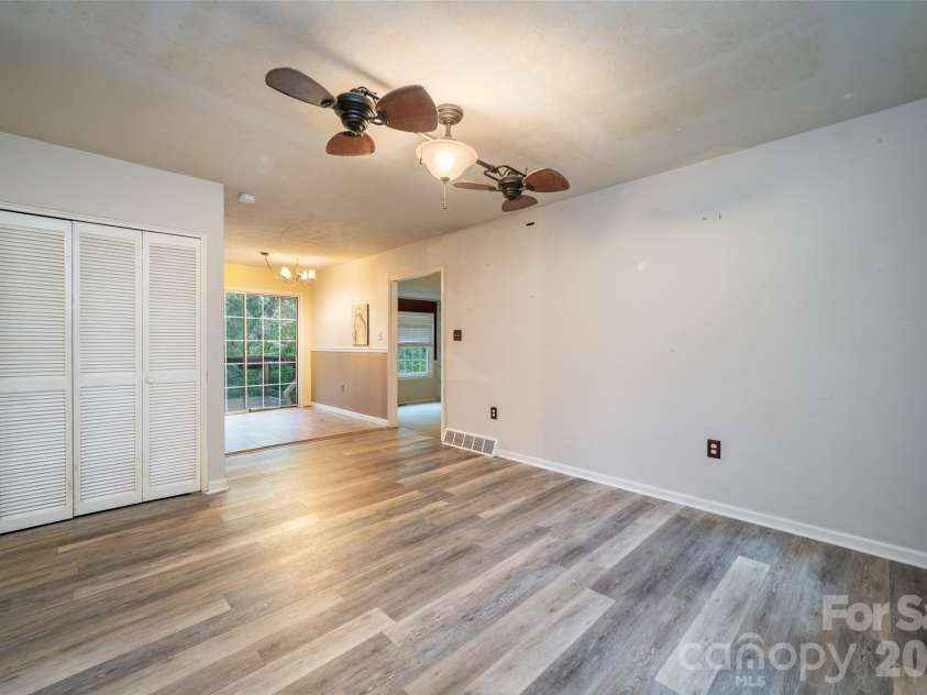6 Hillview Circle, Asheville, NC 28805.  MLS# CAR4354850, YatesRealty ID 39606. 