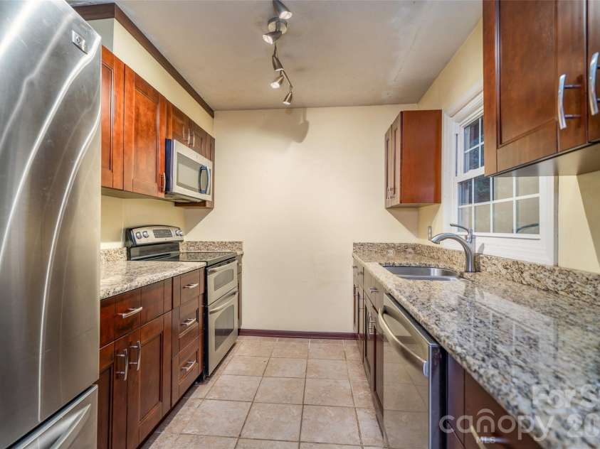 6 Hillview Circle, Asheville, NC 28805.  MLS# CAR4354850, YatesRealty ID 39606. 