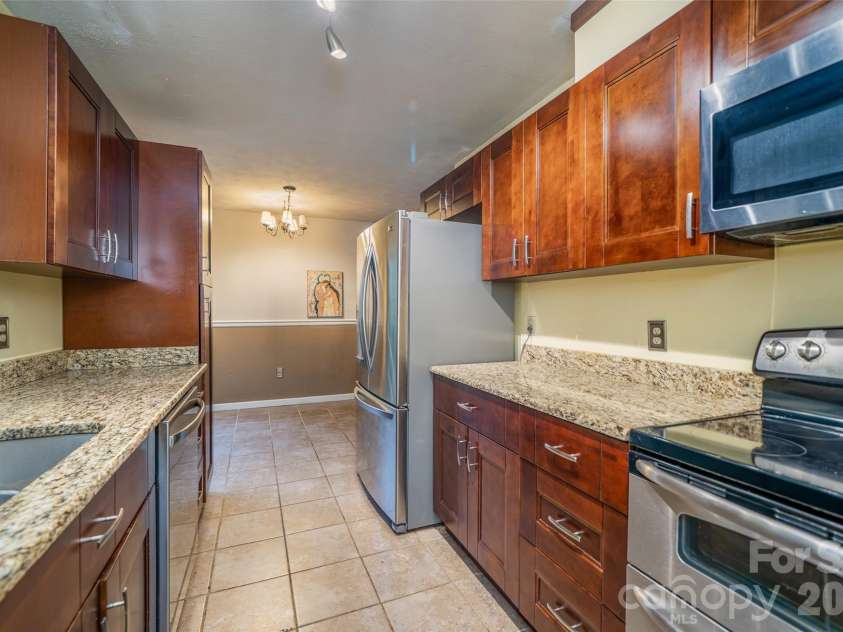 6 Hillview Circle, Asheville, NC 28805.  MLS# CAR4354850, YatesRealty ID 39606. 