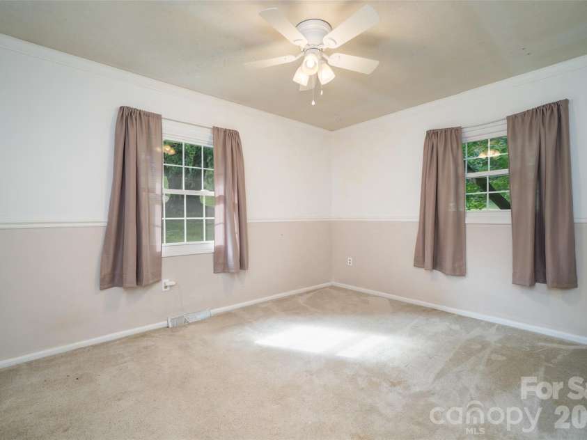6 Hillview Circle, Asheville, NC 28805.  MLS# CAR4354850, YatesRealty ID 39606. 