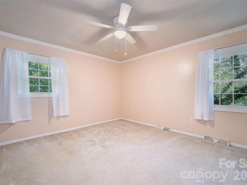 6 Hillview Circle, Asheville, NC 28805.  MLS# CAR4354850, YatesRealty ID 39606. 