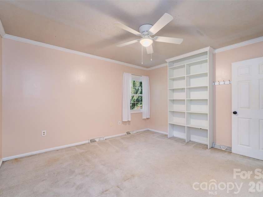 6 Hillview Circle, Asheville, NC 28805.  MLS# CAR4354850, YatesRealty ID 39606. 