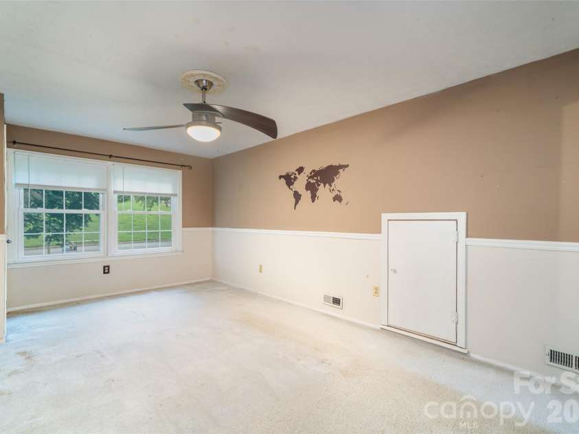 6 Hillview Circle, Asheville, NC 28805.  MLS# CAR4354850, YatesRealty ID 39606. 