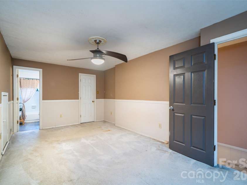 6 Hillview Circle, Asheville, NC 28805.  MLS# CAR4354850, YatesRealty ID 39606. 