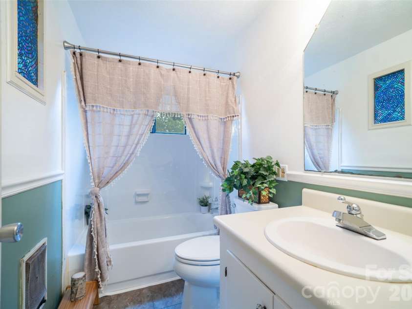 6 Hillview Circle, Asheville, NC 28805.  MLS# CAR4354850, YatesRealty ID 39606. 