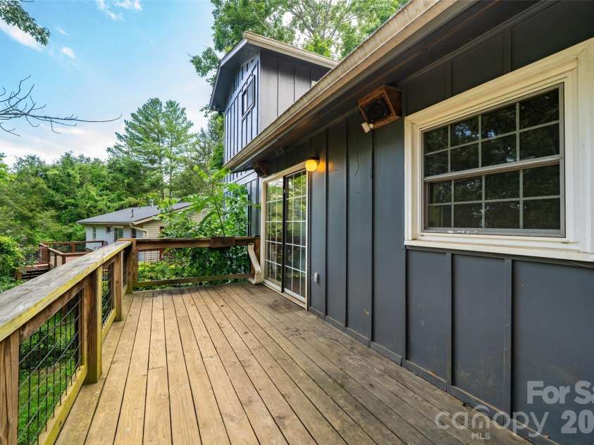 6 Hillview Circle, Asheville, NC 28805.  MLS# CAR4354850, YatesRealty ID 39606. 
