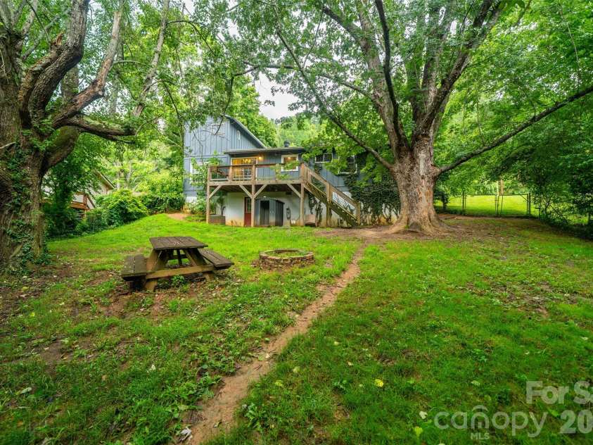 6 Hillview Circle, Asheville, NC 28805.  MLS# CAR4354850, YatesRealty ID 39606. 