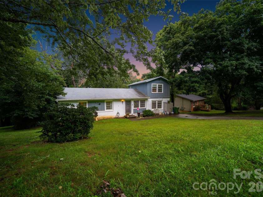 6 Hillview Circle, Asheville, NC 28805.  MLS# CAR4354850, YatesRealty ID 39606. 