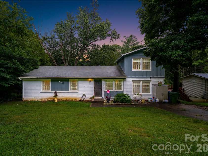 6 Hillview Circle, Asheville, NC 28805.  MLS# CAR4354850, YatesRealty ID 39606. 