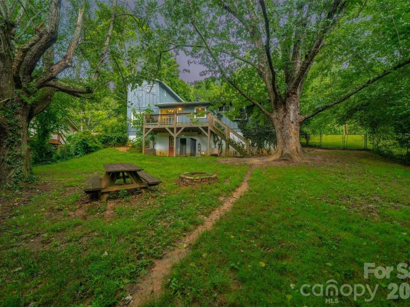 6 Hillview Circle, Asheville, NC 28805.  MLS# CAR4354850, YatesRealty ID 39606. 