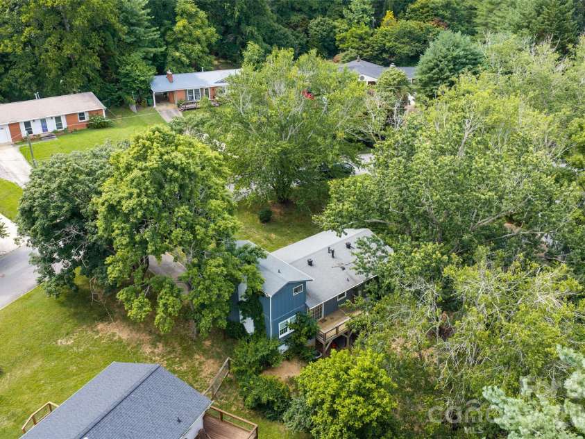 6 Hillview Circle, Asheville, NC 28805.  MLS# CAR4354850, YatesRealty ID 39606. 