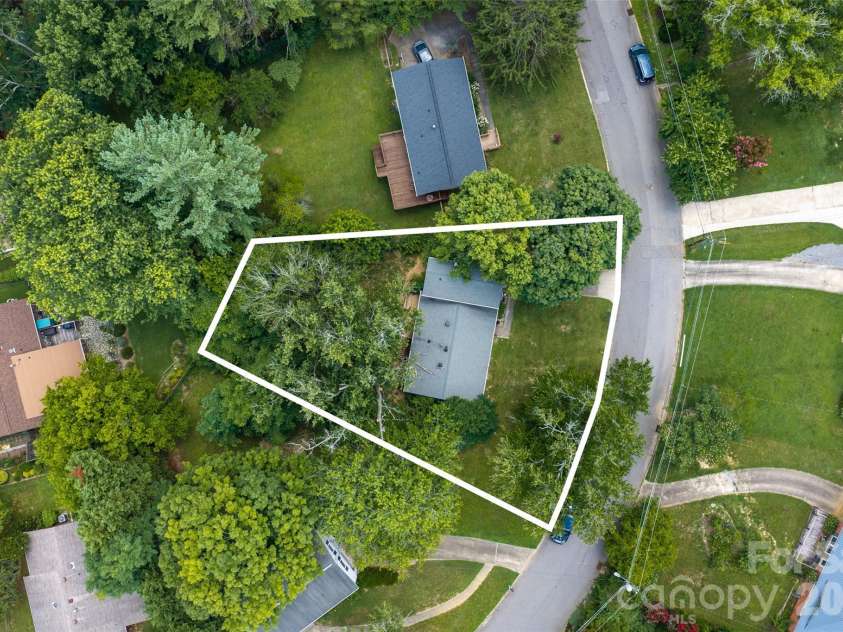 6 Hillview Circle, Asheville, NC 28805.  MLS# CAR4354850, YatesRealty ID 39606. 