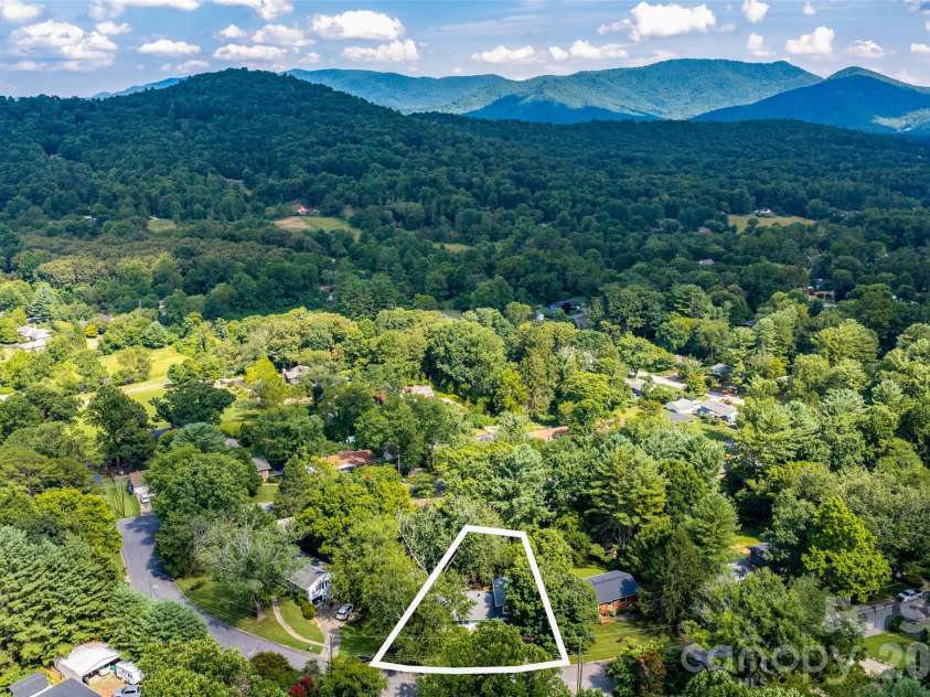 6 Hillview Circle, Asheville, NC 28805.  MLS# CAR4354850, YatesRealty ID 39606. 