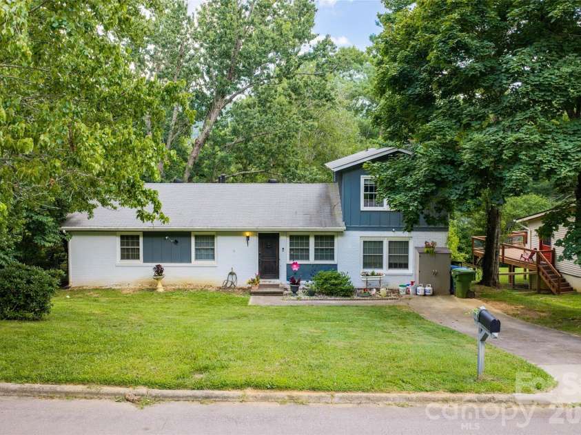 6 Hillview Circle, Asheville, NC 28805.  MLS# CAR4354850, YatesRealty ID 39606. 