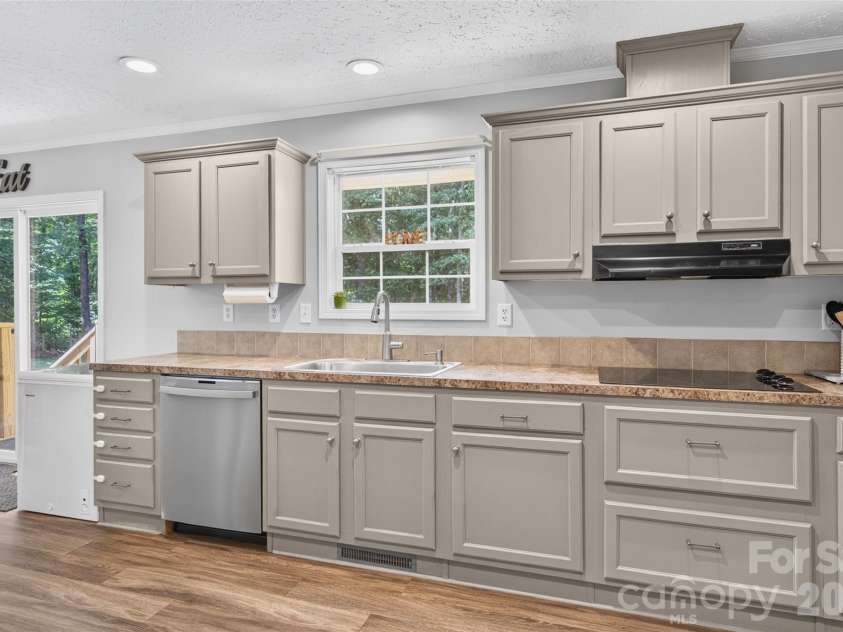 147 Ty Lin Way, Troutman, NC 28166.  MLS# CAR4407100, YatesRealty ID 39615. Kitchen