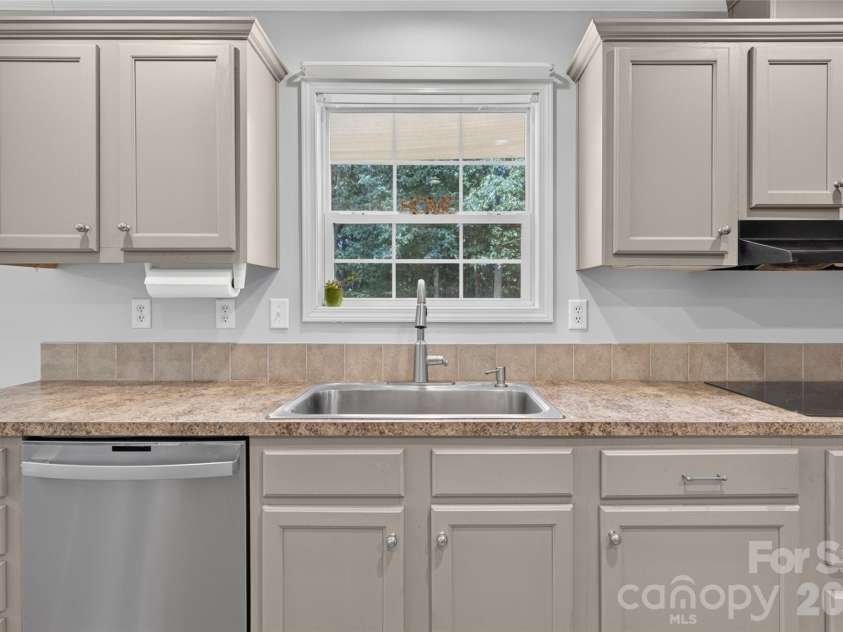 147 Ty Lin Way, Troutman, NC 28166.  MLS# CAR4407100, YatesRealty ID 39615. Kitchen