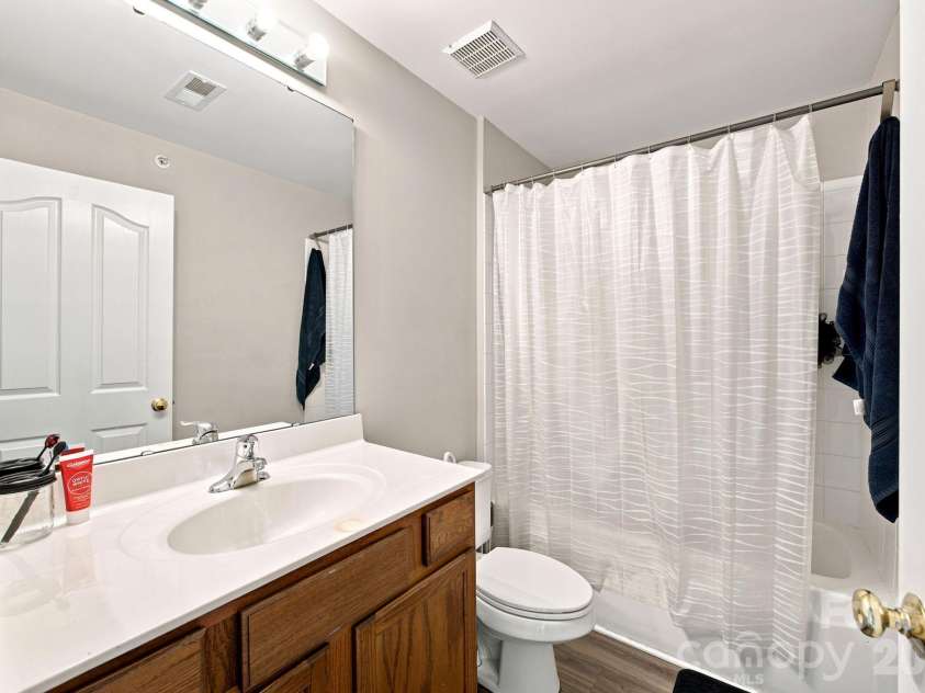 17257 Doe Valley Court, Cornelius, NC 28031.  MLS# CAR4405908, YatesRealty ID 39617. Full Bathroom #2