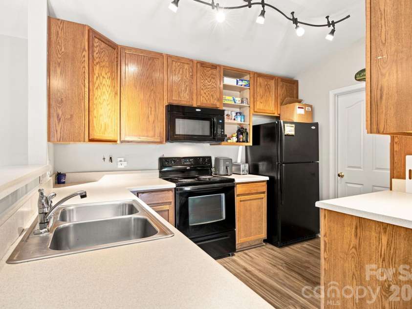 17257 Doe Valley Court, Cornelius, NC 28031.  MLS# CAR4405908, YatesRealty ID 39617. Kitchen