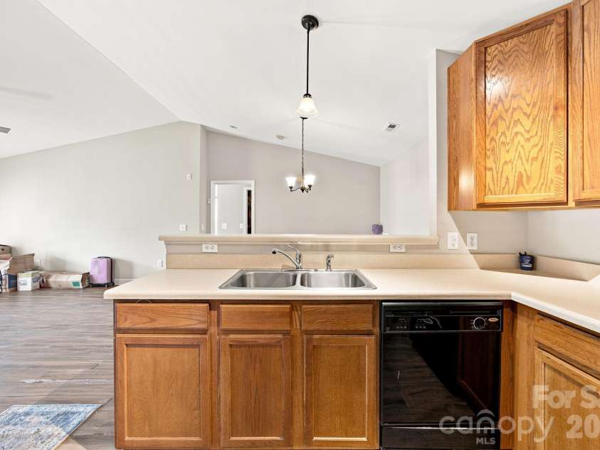 17257 Doe Valley Court, Cornelius, NC 28031.  MLS# CAR4405908, YatesRealty ID 39617. Kitchen