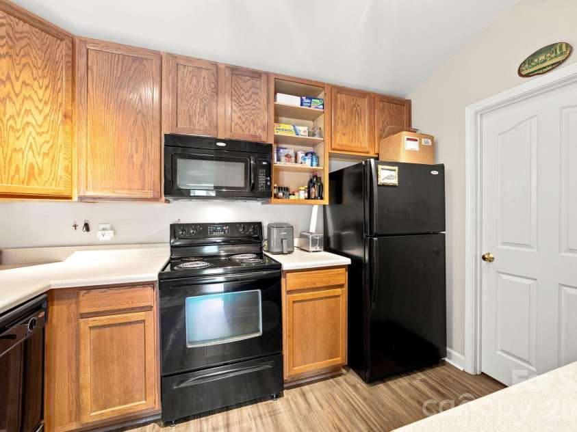 17257 Doe Valley Court, Cornelius, NC 28031.  MLS# CAR4405908, YatesRealty ID 39617. Kitchen