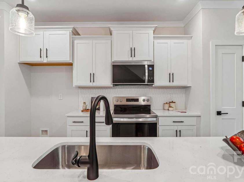 821 Hammers Lane, Charlotte, NC 28205.  MLS# CAR4406721, YatesRealty ID 39619. 