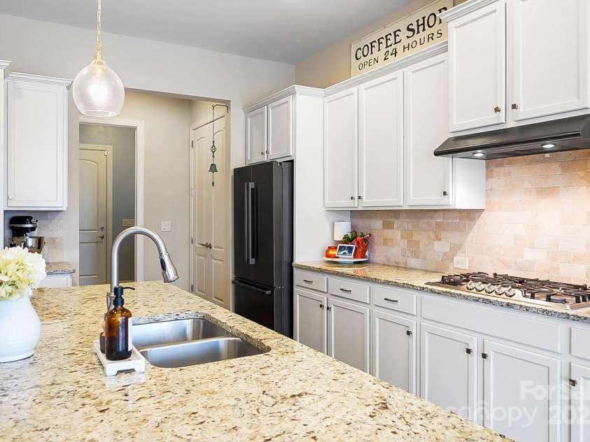 1419 Vickery Drive, Matthews, NC 28104.  MLS# CAR4327392, YatesRealty ID 3962. 