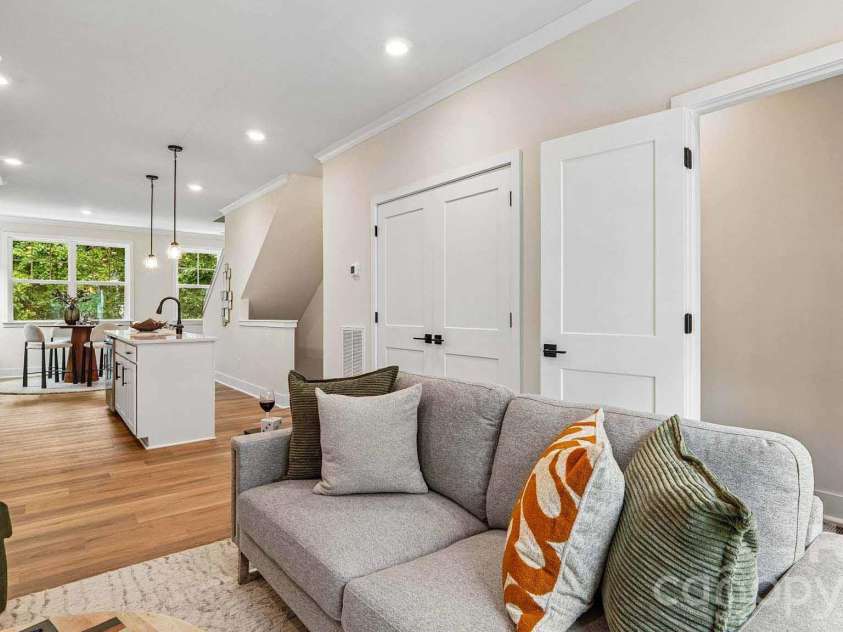 813 Hammers Lane, Charlotte, NC 28205.  MLS# CAR4406728, YatesRealty ID 39620. 