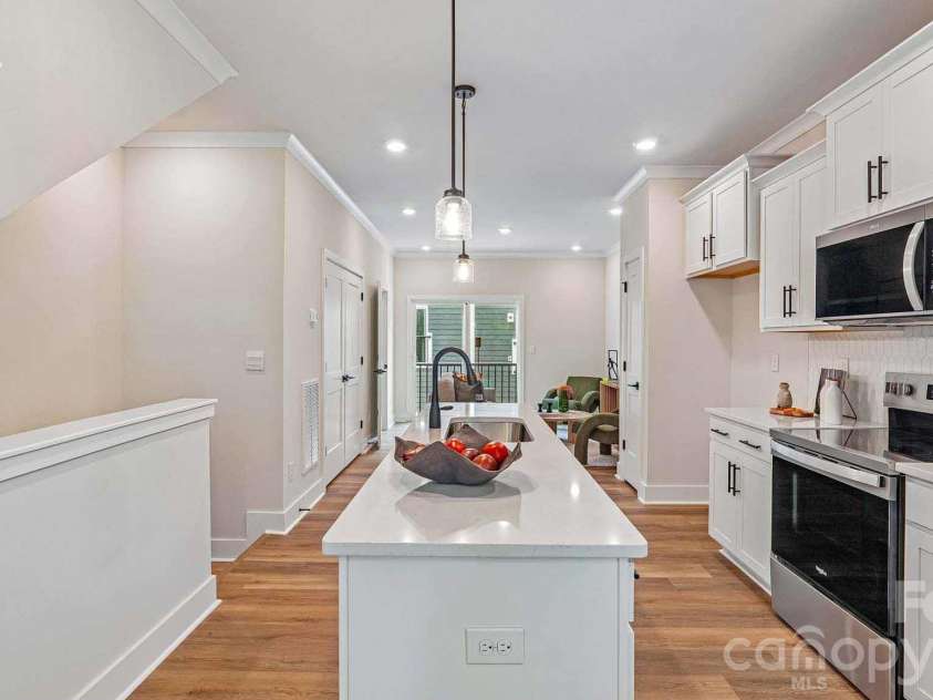813 Hammers Lane, Charlotte, NC 28205.  MLS# CAR4406728, YatesRealty ID 39620. 