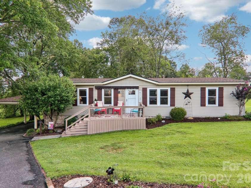 305 Meadowbrook Court, Hendersonville, NC 28792.  MLS# CAR4407091, YatesRealty ID 39621. 