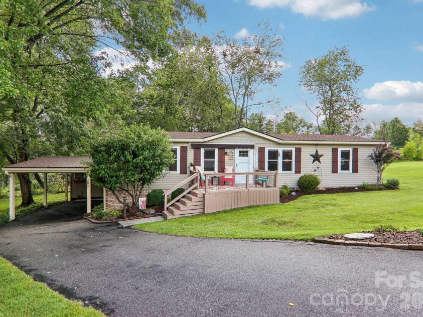 305 Meadowbrook Court, Hendersonville, NC 28792.  MLS# CAR4407091, YatesRealty ID 39621. 