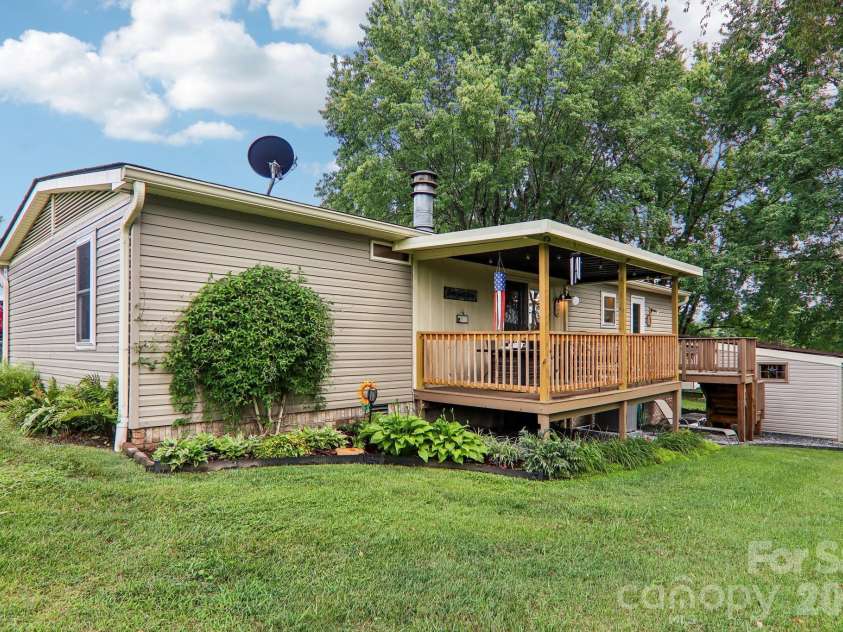 305 Meadowbrook Court, Hendersonville, NC 28792.  MLS# CAR4407091, YatesRealty ID 39621. 