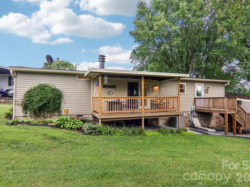 305 Meadowbrook Court, Hendersonville, NC 28792.  MLS# CAR4407091, YatesRealty ID 39621. 