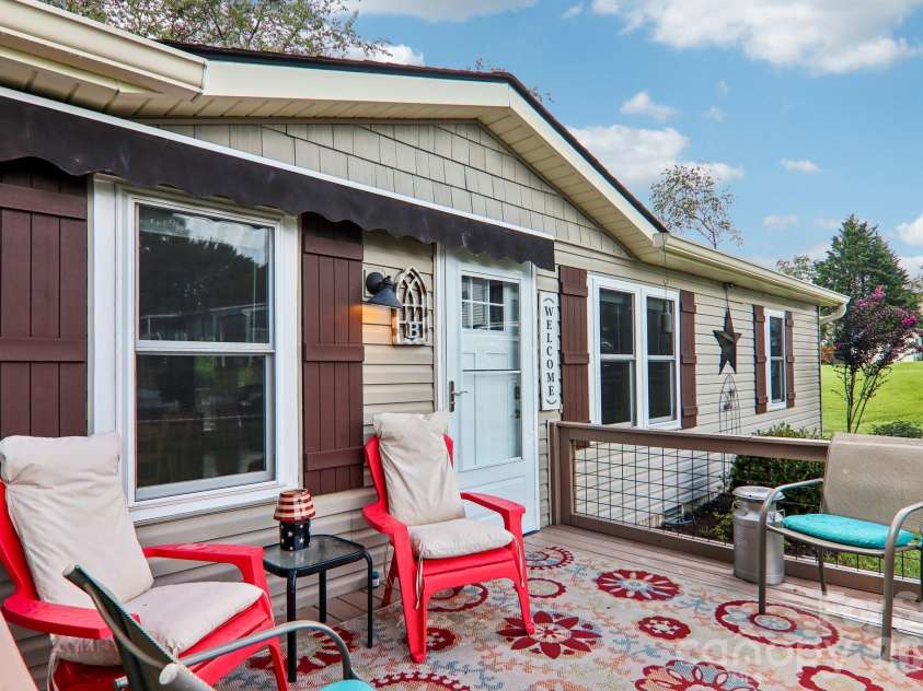 305 Meadowbrook Court, Hendersonville, NC 28792.  MLS# CAR4407091, YatesRealty ID 39621. 