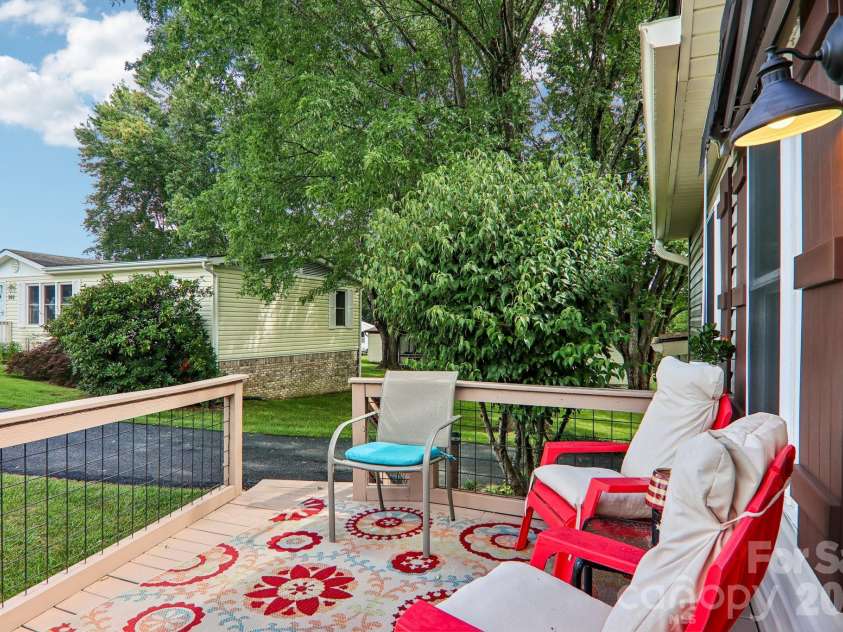 305 Meadowbrook Court, Hendersonville, NC 28792.  MLS# CAR4407091, YatesRealty ID 39621. 
