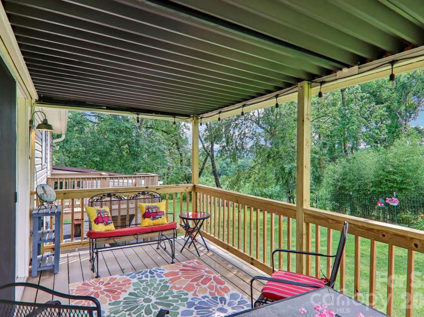 305 Meadowbrook Court, Hendersonville, NC 28792.  MLS# CAR4407091, YatesRealty ID 39621. 