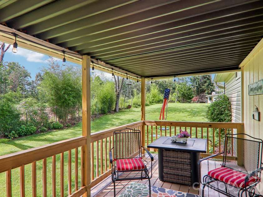 305 Meadowbrook Court, Hendersonville, NC 28792.  MLS# CAR4407091, YatesRealty ID 39621. 