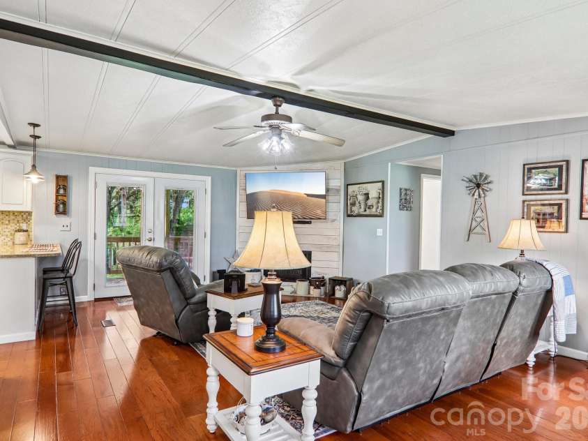 305 Meadowbrook Court, Hendersonville, NC 28792.  MLS# CAR4407091, YatesRealty ID 39621. 