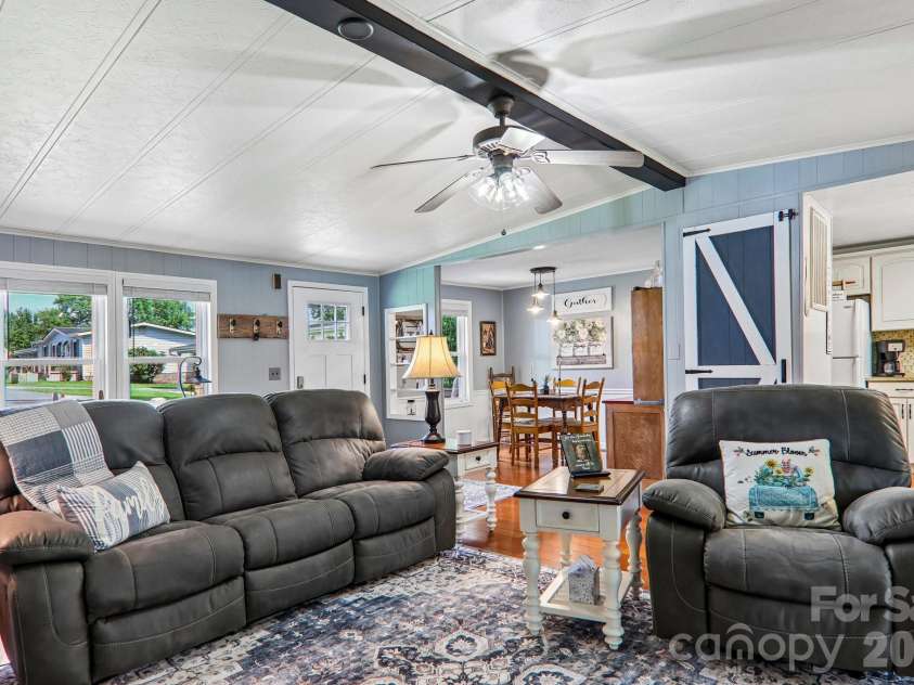 305 Meadowbrook Court, Hendersonville, NC 28792.  MLS# CAR4407091, YatesRealty ID 39621. 