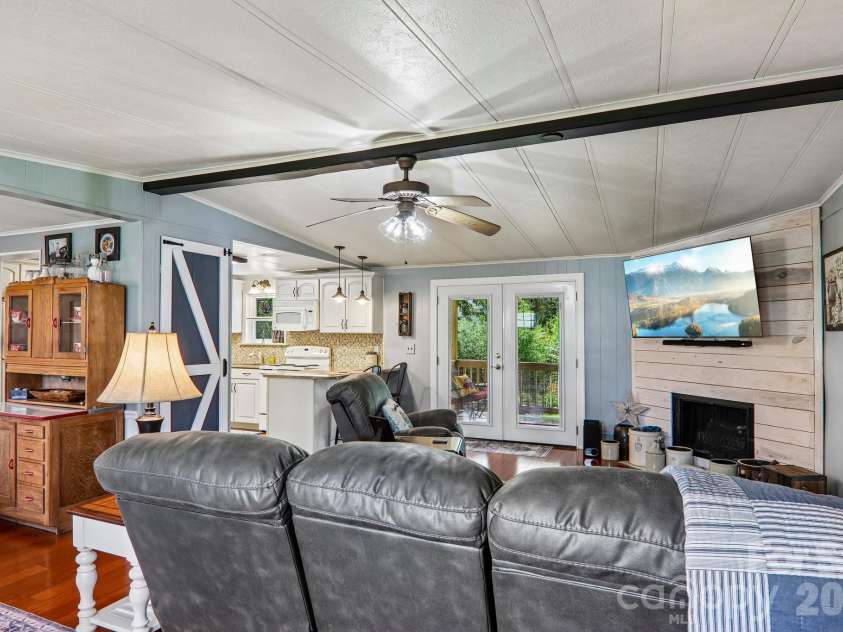 305 Meadowbrook Court, Hendersonville, NC 28792.  MLS# CAR4407091, YatesRealty ID 39621. 