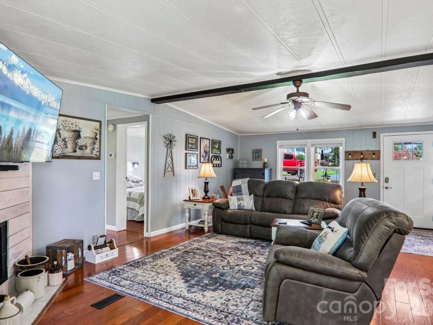 305 Meadowbrook Court, Hendersonville, NC 28792.  MLS# CAR4407091, YatesRealty ID 39621. 