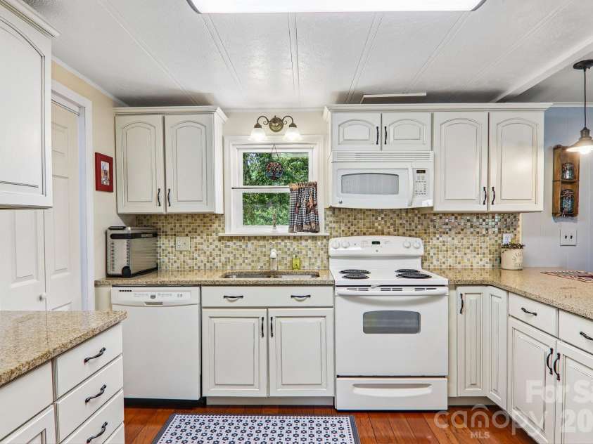 305 Meadowbrook Court, Hendersonville, NC 28792.  MLS# CAR4407091, YatesRealty ID 39621. 