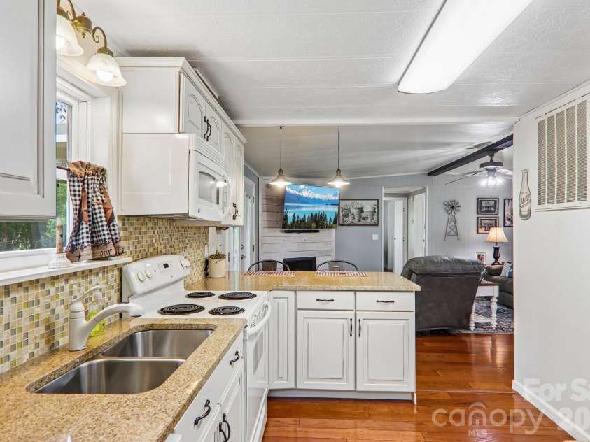 305 Meadowbrook Court, Hendersonville, NC 28792.  MLS# CAR4407091, YatesRealty ID 39621. 