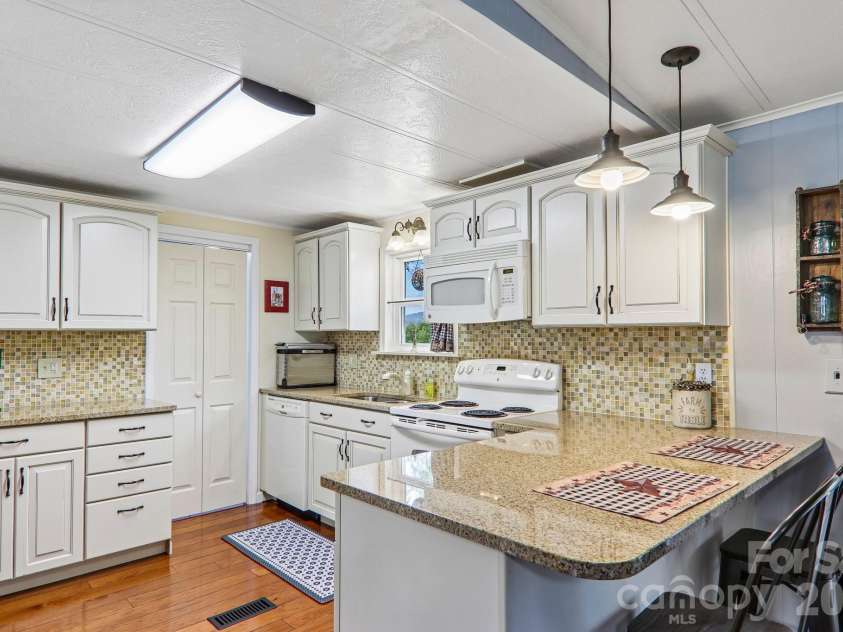 305 Meadowbrook Court, Hendersonville, NC 28792.  MLS# CAR4407091, YatesRealty ID 39621. 