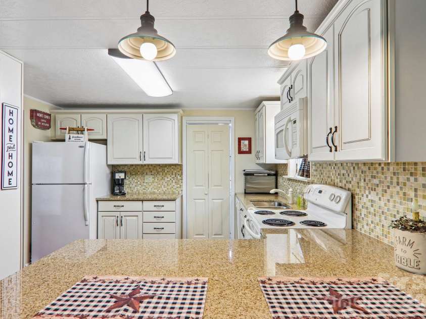 305 Meadowbrook Court, Hendersonville, NC 28792.  MLS# CAR4407091, YatesRealty ID 39621. 