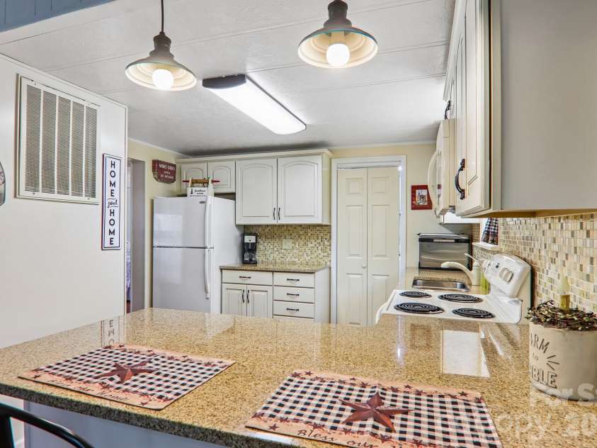 305 Meadowbrook Court, Hendersonville, NC 28792.  MLS# CAR4407091, YatesRealty ID 39621. 