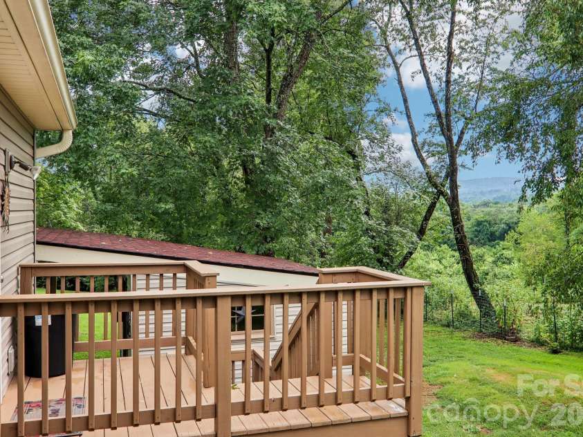 305 Meadowbrook Court, Hendersonville, NC 28792.  MLS# CAR4407091, YatesRealty ID 39621. 