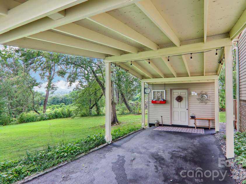 305 Meadowbrook Court, Hendersonville, NC 28792.  MLS# CAR4407091, YatesRealty ID 39621. 