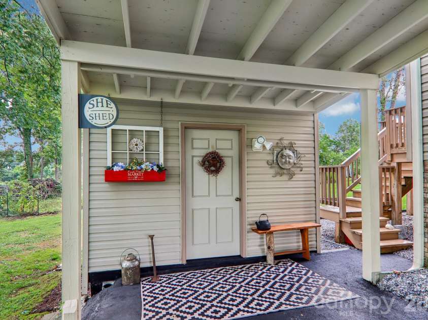 305 Meadowbrook Court, Hendersonville, NC 28792.  MLS# CAR4407091, YatesRealty ID 39621. 