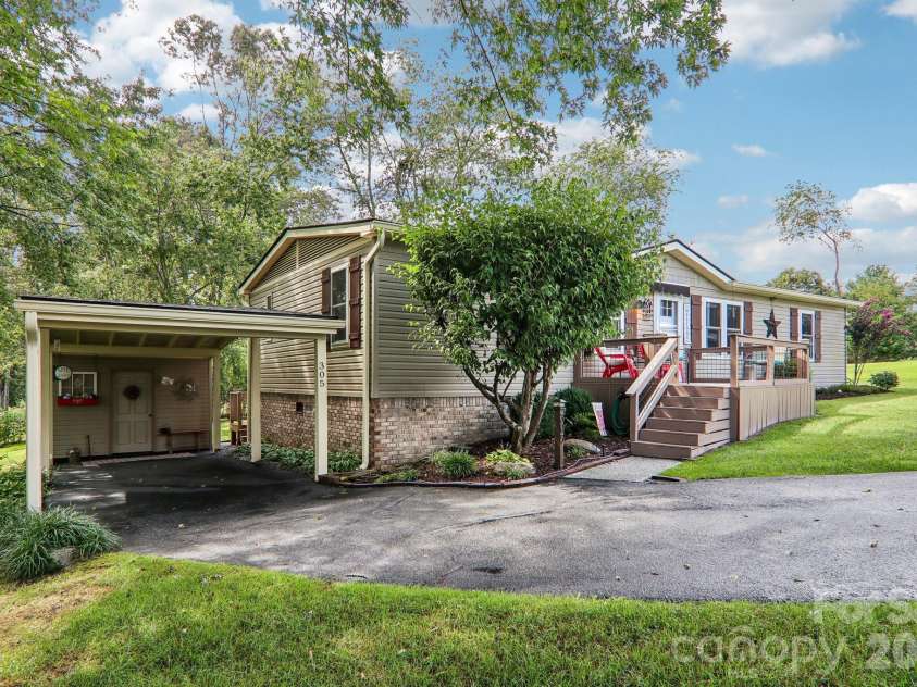 305 Meadowbrook Court, Hendersonville, NC 28792.  MLS# CAR4407091, YatesRealty ID 39621. 
